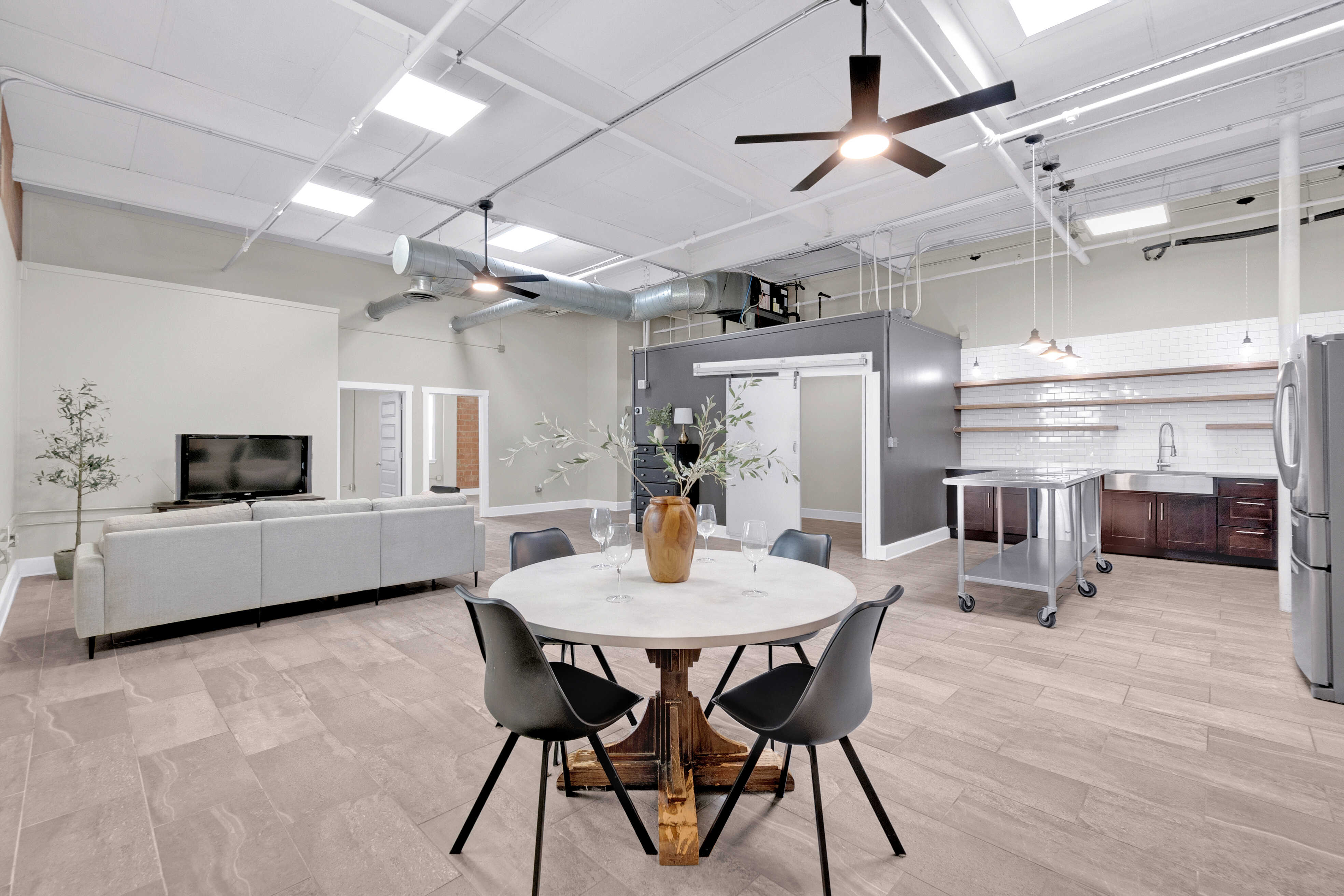 3363 East Commerce Street, San Antonio, TX - 2,872 USD/ month